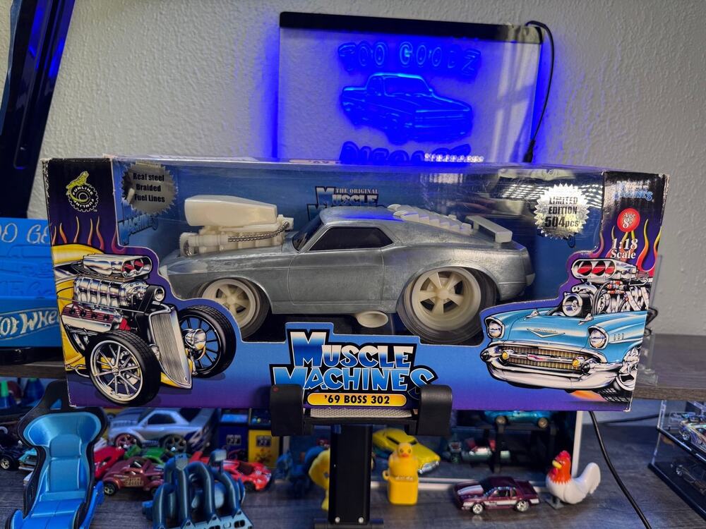 Muscle Machines 1/18 Scale raw chase limited edition 69 Boss 302